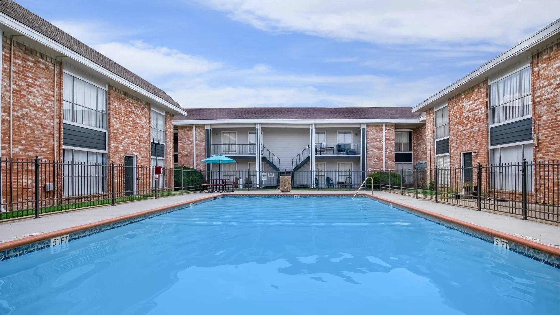 Lakeside Forest — Pool courtyard